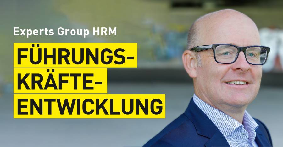 Porträt eines Mannes im Anzug, Text „Führungskräfteentwicklung“